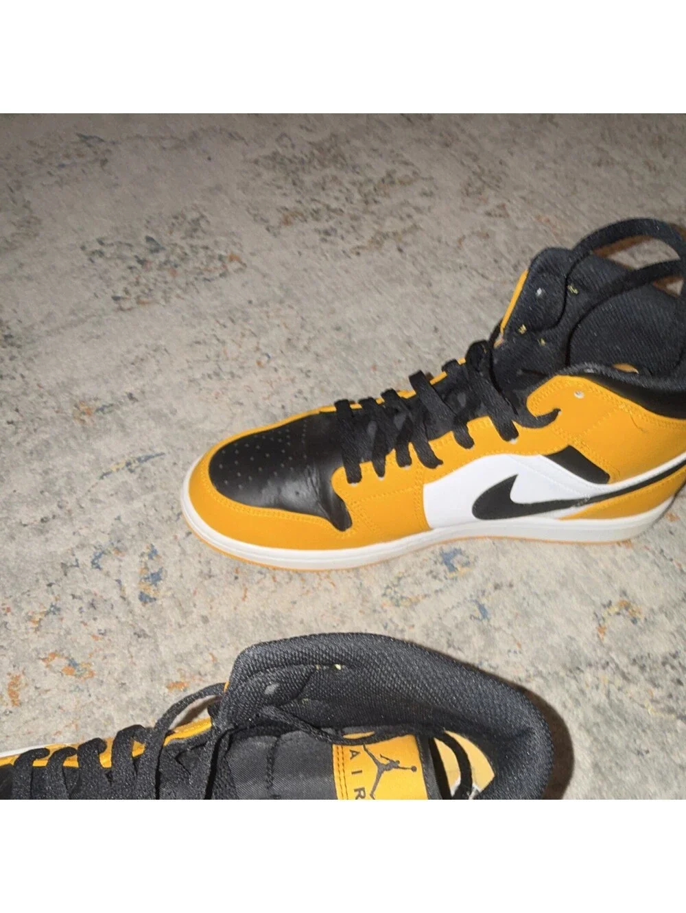 Jordan Air Jordan 1 Mid Taxi 2022 Men’s Mid Top Leather Sneakers 554724-701